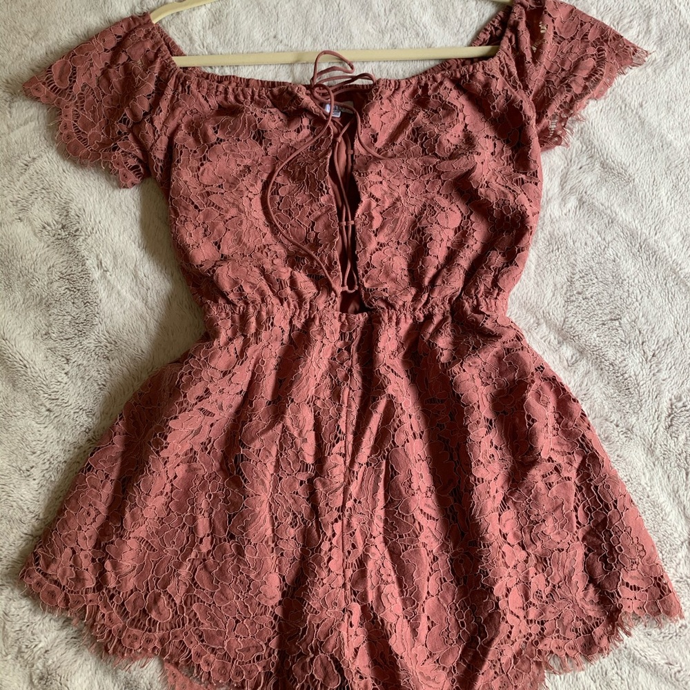 Fun and flirty worn once lace up romper 💕💕
